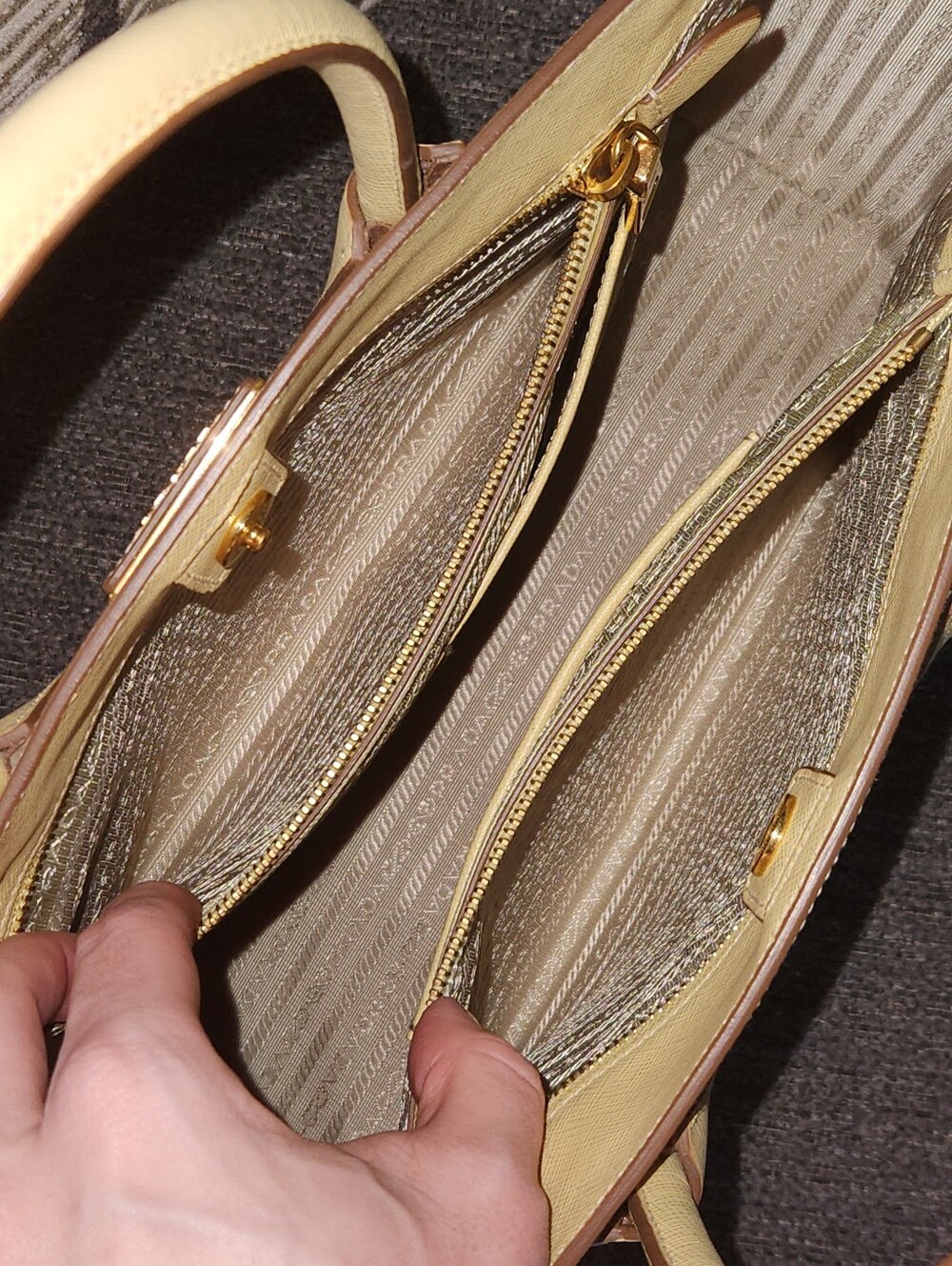 💛RARE Prada💛 - Bi-Color Ananas/Talco Saffiano Lux Leather Large Shopping Tote - Picture 15 of 16